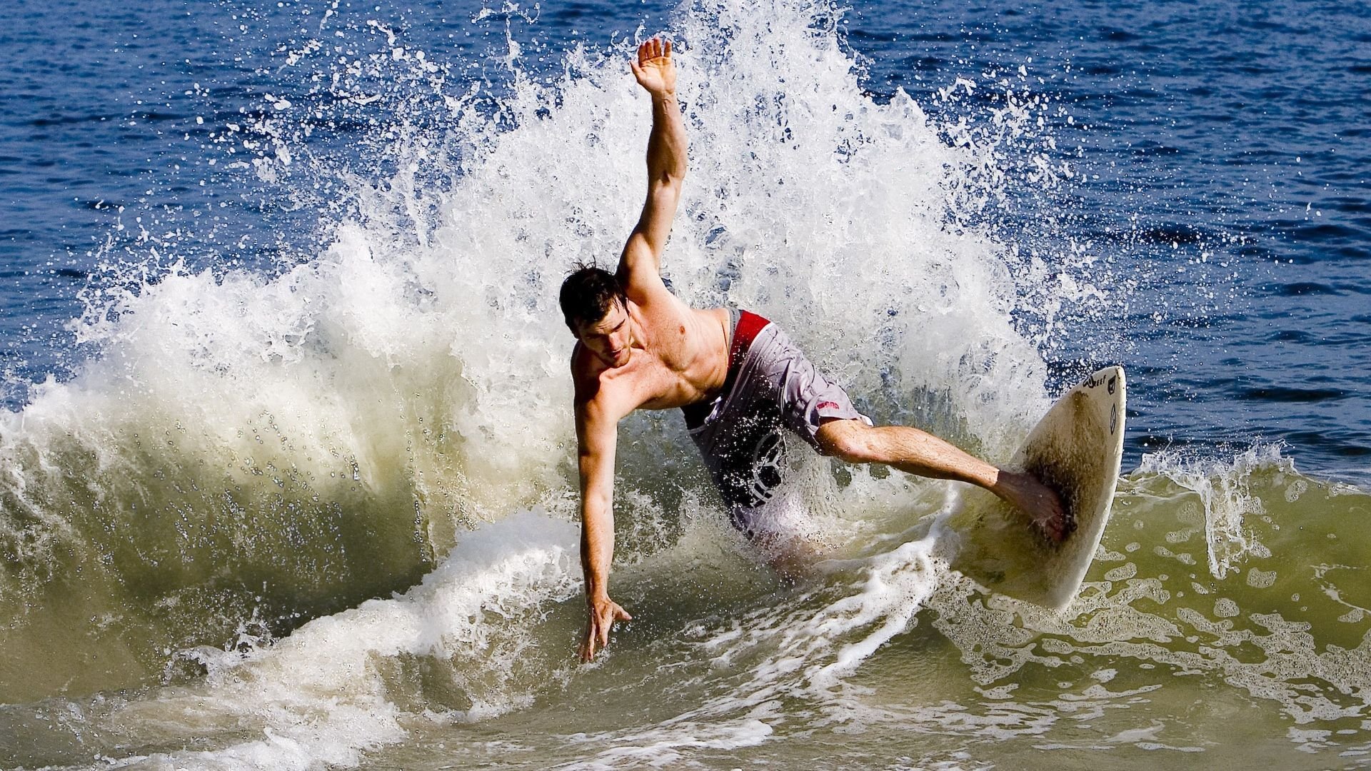 AIYOUXI.COM-_户外极限飞行表演：挑战天际边界_，飞行 极限运动